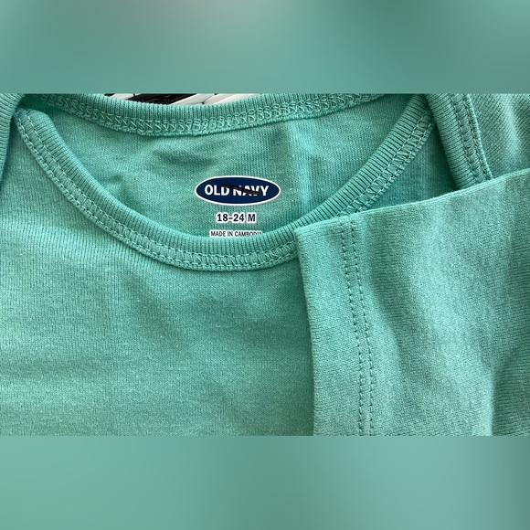 Old Navy NWOT 18-24 Months Baby Onesies - Picture 2 of 6